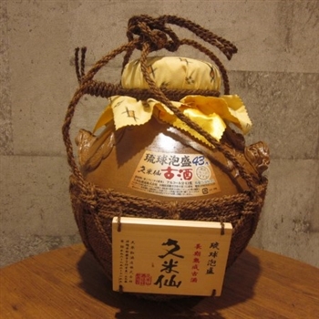久米島の久米仙三升縄巻壺４３度 ５４００ｍｌ ツボ(泡盛) | イオンの